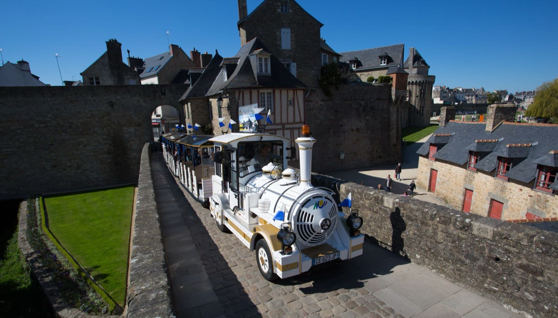 Voyageurs à bord d'un petit train touristique du Morbihan