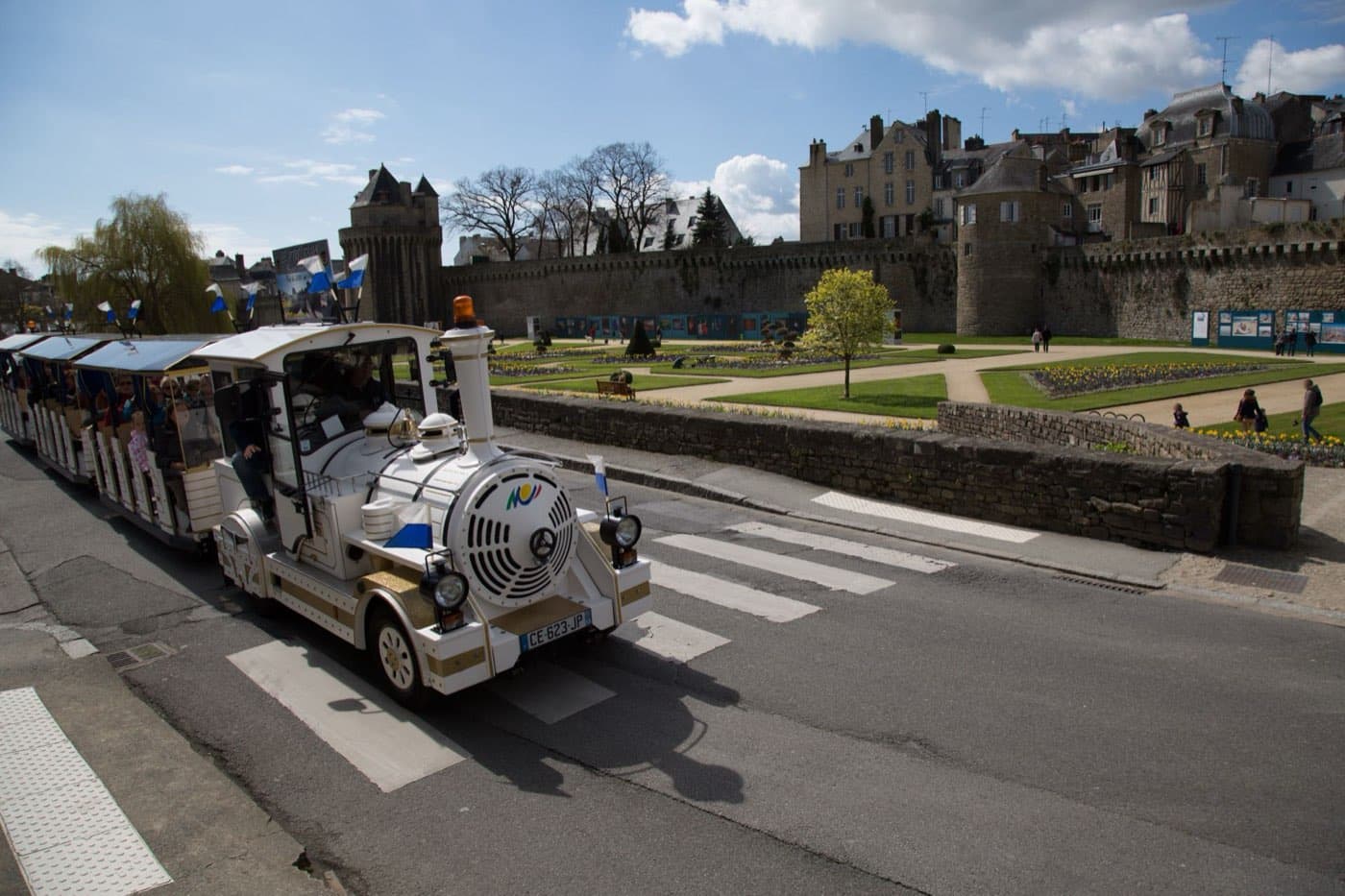 Petit train de Vannes devant les remparts de la cité médiévale