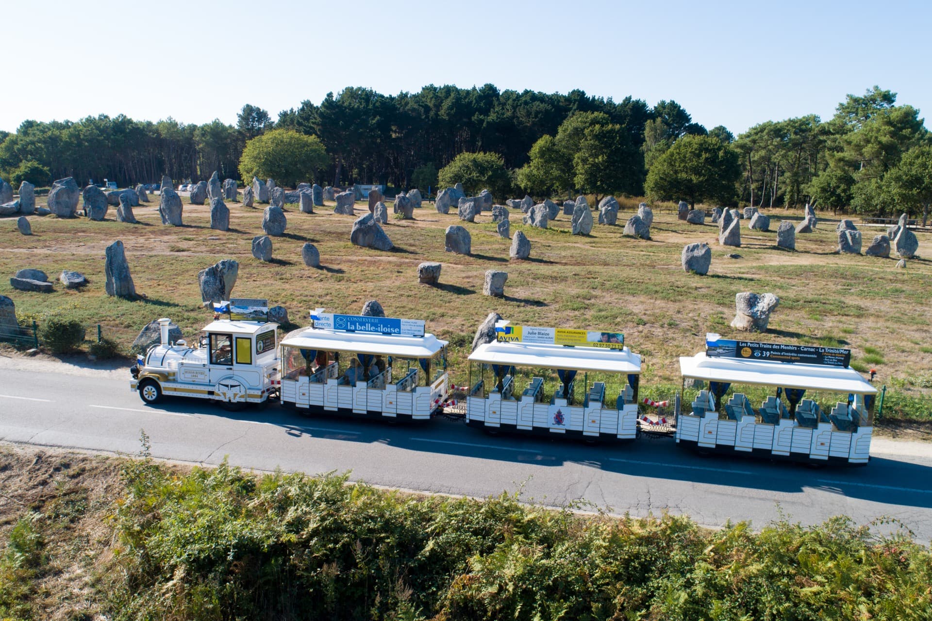 Familles à bord d'un petit train touristique du Morbihan