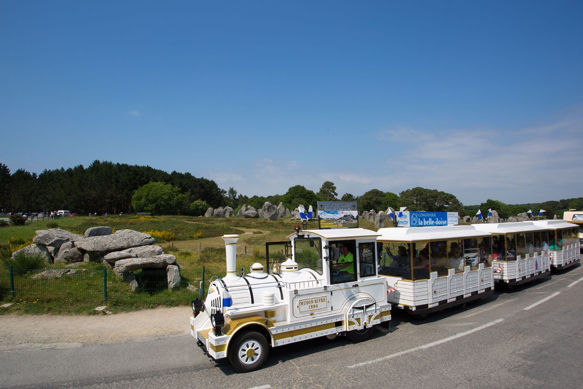Le petit train de Carnac devant les alignements de menhirs