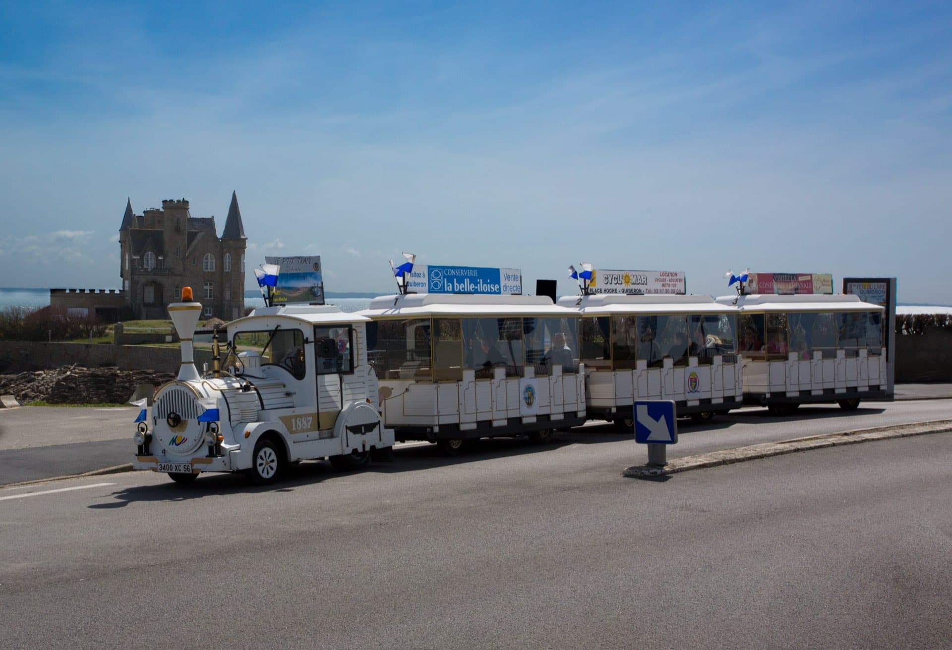 Le petit train de Quiberon devant le château Turpault