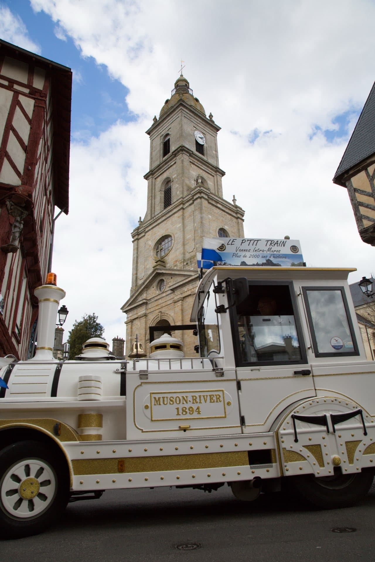 Le petit train de Vannes devant la cathédrale Saint-Pierre