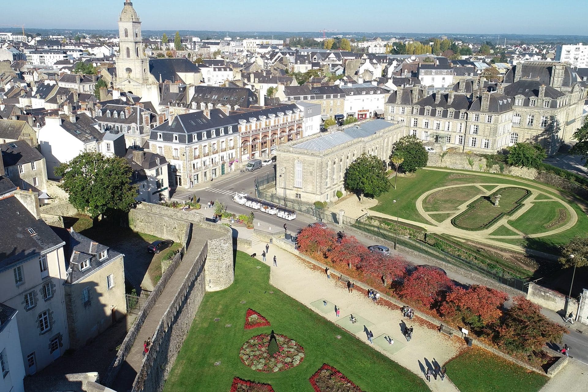 Vue aérienne des remparts et des jardins de Vannes